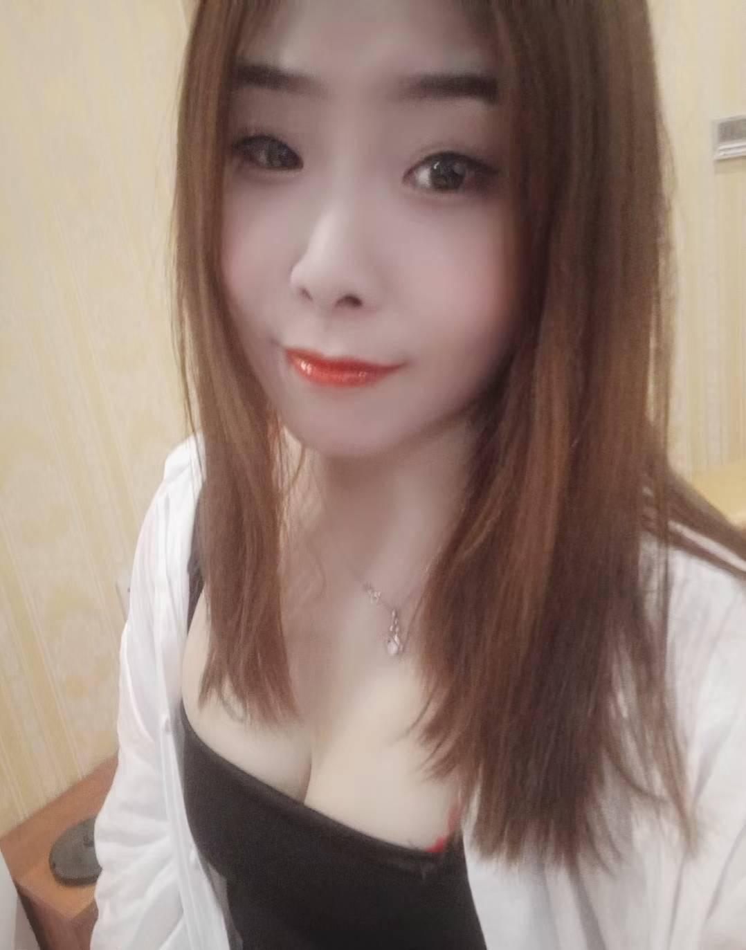 妹子做兼职的，刚下海没多久，服务很好，不事不催，真实可靠一条龙服务